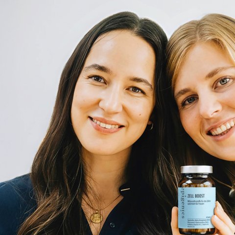 Epigenics-Gründerinnen Rebecca Atzenweiler (links) und Dr. Maria von der Wettern (rechts) mit ihrem Produkt Zell Boost optimiert für Frauen.