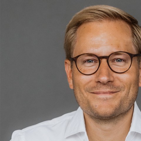 Geschäftsführer, Maximilian Achenbach erklärt die gesund.de App.